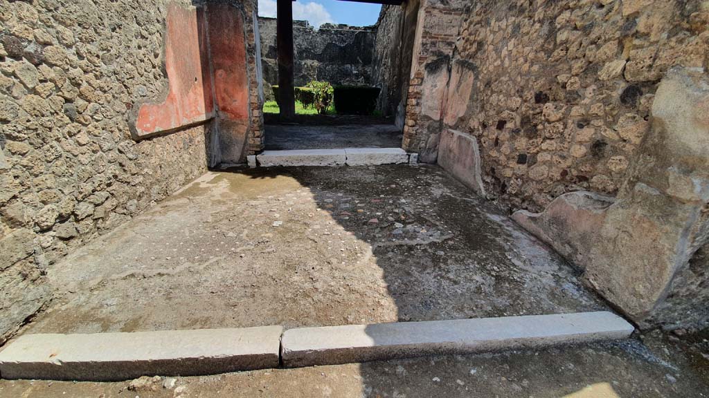 I.8.9 Pompeii. July 2021. Room 5, looking south across tablinum. 
Foto Annette Haug, ERC Grant 681269 DÉCOR.