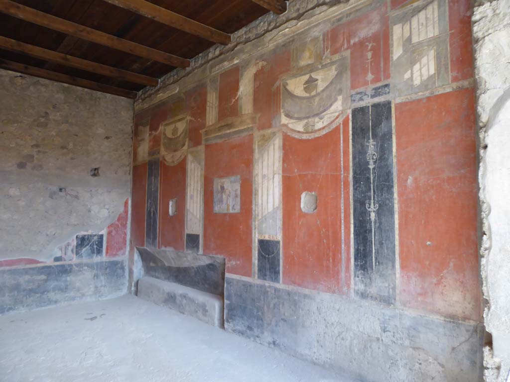 I.8.9 Pompeii. September 2015. Looking north along east wall towards north-east corner.
Foto Annette Haug, ERC Grant 681269 DÉCOR.