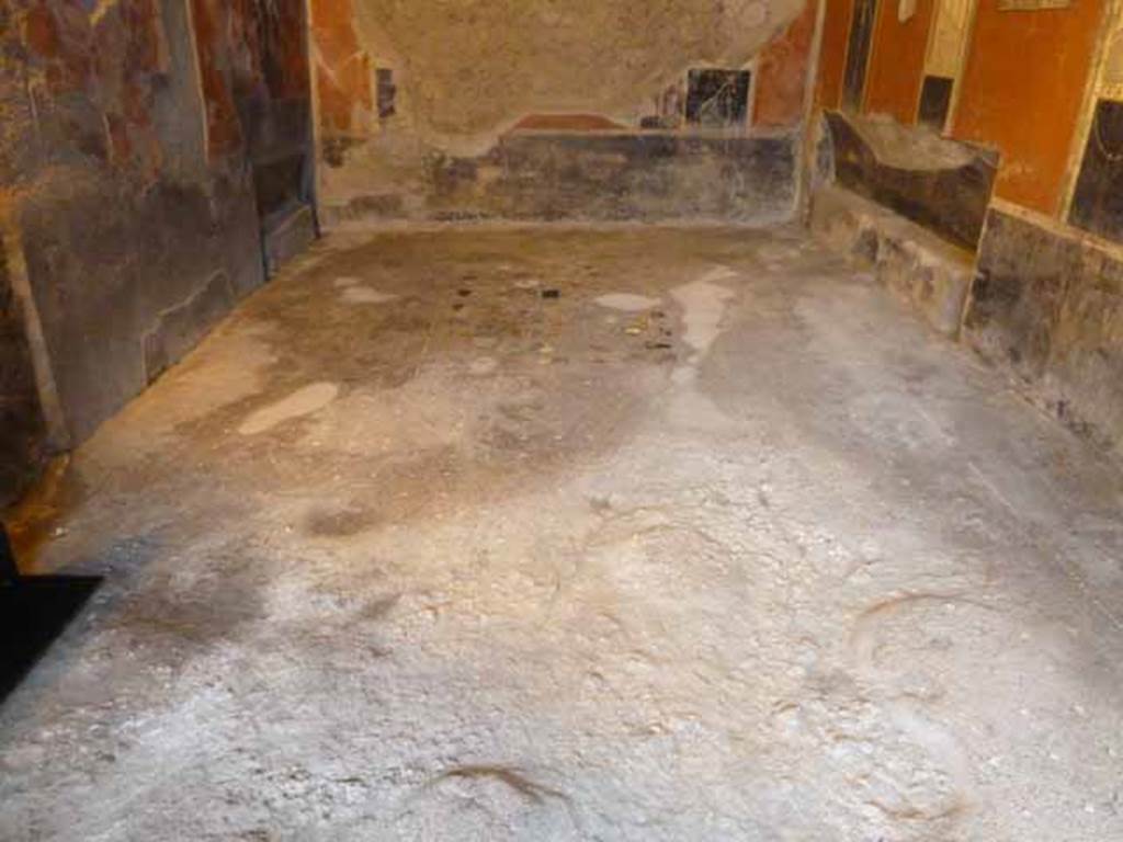 I.8.8 Pompeii. May 2010. Room 7, floor of triclinium. In the centre of the floor of cocciopesto was a “carpet” of coloured marble pieces edged by a line of white tesserae in the room. The anteroom floor had a pattern of dotted white tesserae.