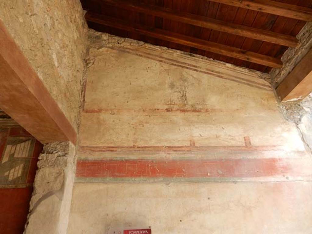 I.8.9 Pompeii. May 2015. Room 8, upper east wall of portico. Photo courtesy of Buzz Ferebee.