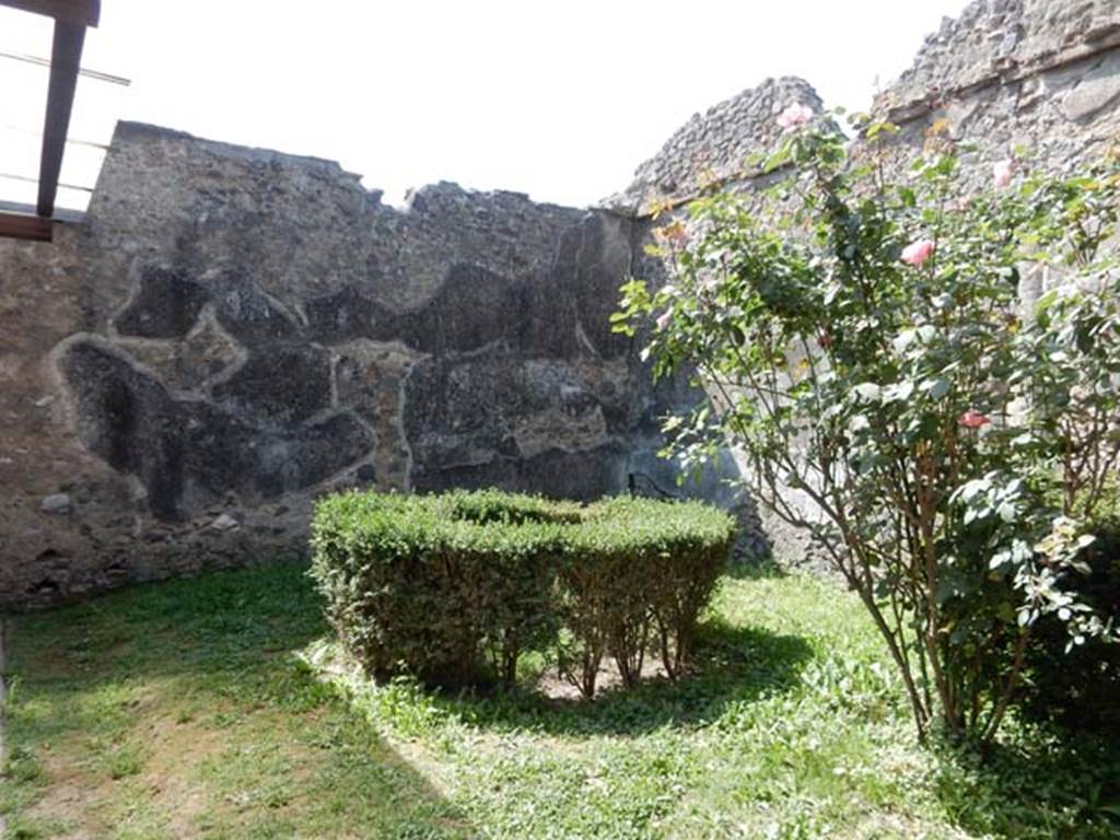 I.8.9 Pompeii. May 2015. Room 8, looking towards south-west corner of garden area. 
Photo courtesy of Buzz Ferebee.