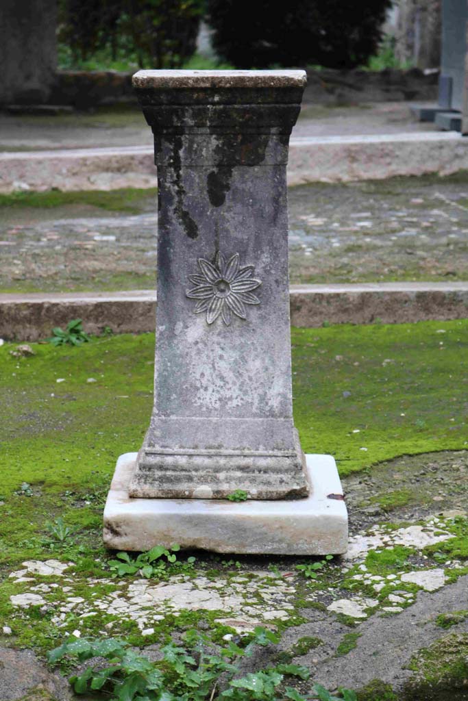 I.8.8 Pompeii. December 2018. 
Room 1, atrium. Marble podium with rosette of 12 petals. Photo courtesy of Aude Durand.