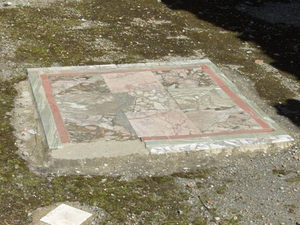 I.8.9 Pompeii. March 2009. Room 2, oecus.  Looking north. Emblema in opus sectile of coloured marble in centre of floor, with remains of white marble diamond shaped pieces.