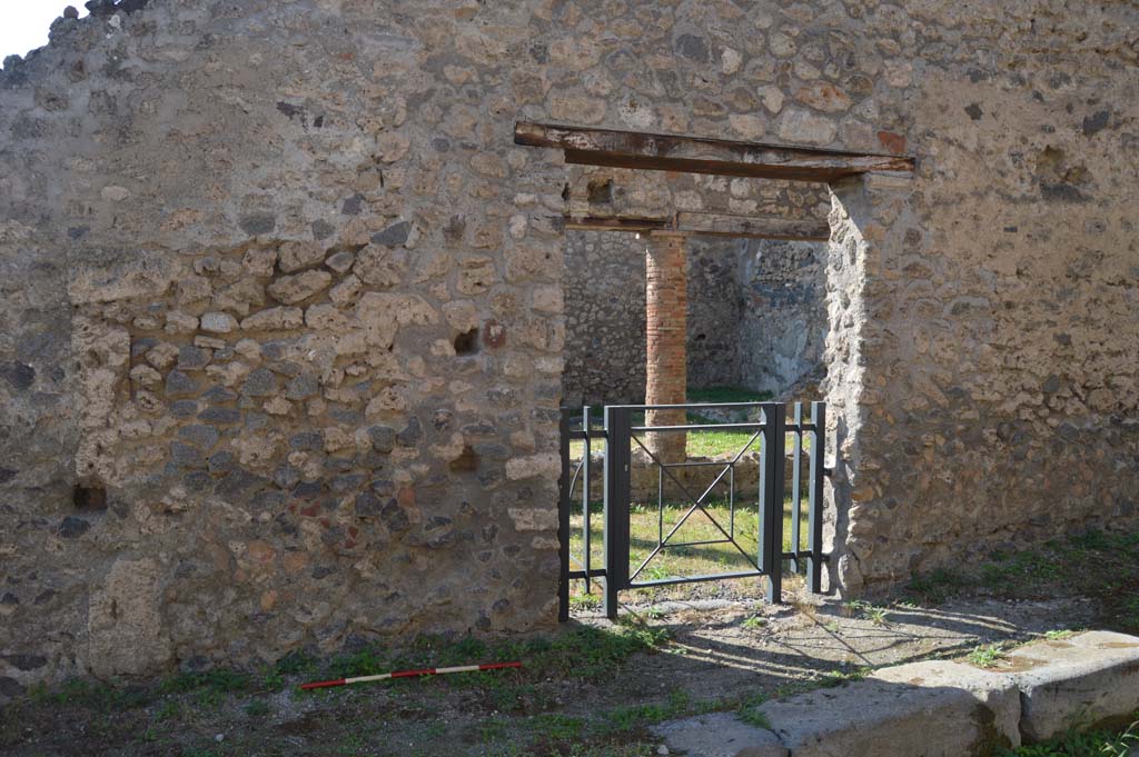 I.8.10 Pompeii. October 2017. Looking west to entrance doorway.
Foto Taylor Lauritsen, ERC Grant 681269 DÉCOR.