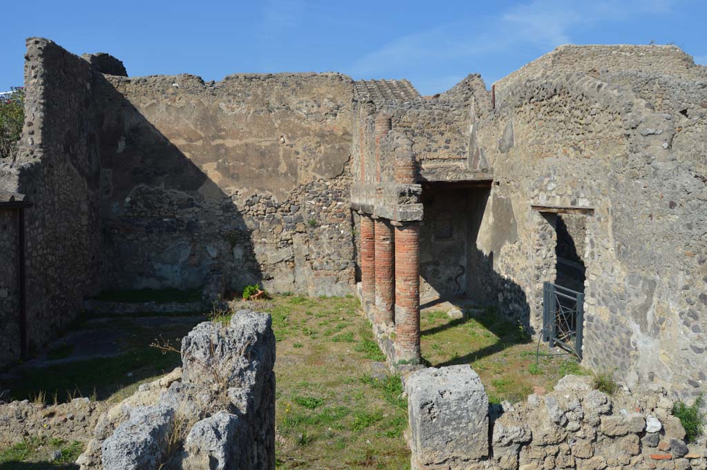 I.8.10 Pompeii. October 2017. Looking towards north wall of peristyle area 1, with entrance doorway, on right.
Foto Taylor Lauritsen, ERC Grant 681269 DÉCOR.