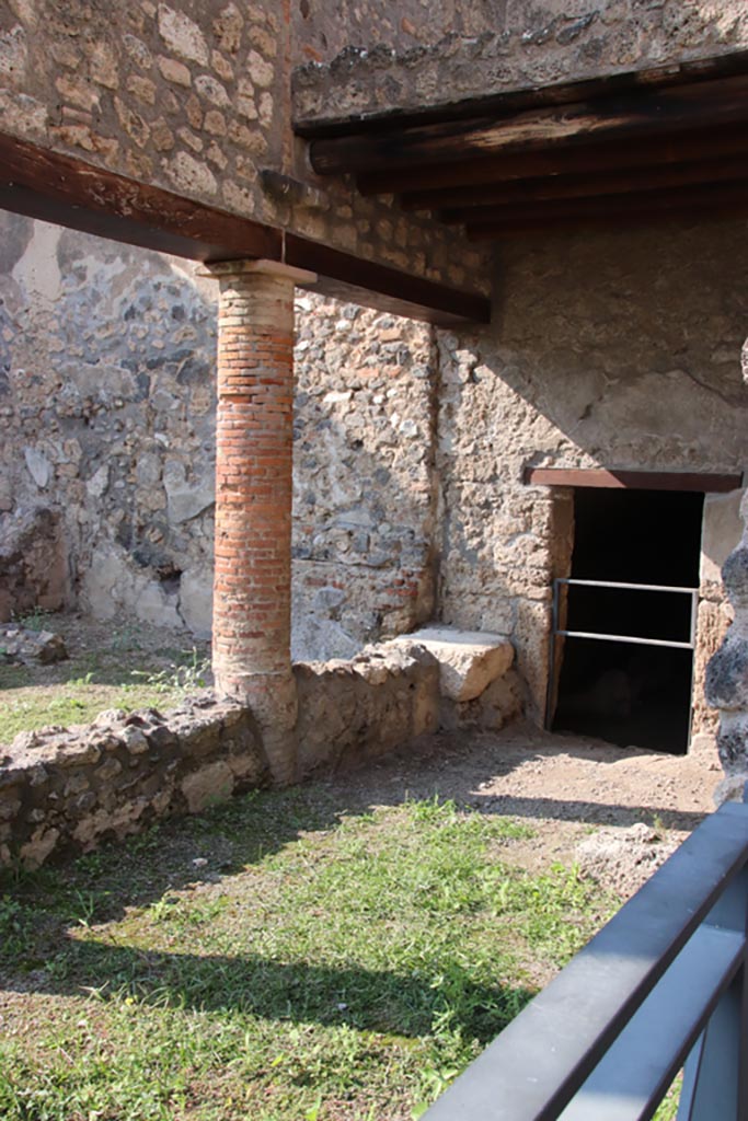 I.8.10 Pompeii. October 2022. 
Looking north-west from entrance doorway into peristyle area 1. Photo courtesy of Klaus Heese.