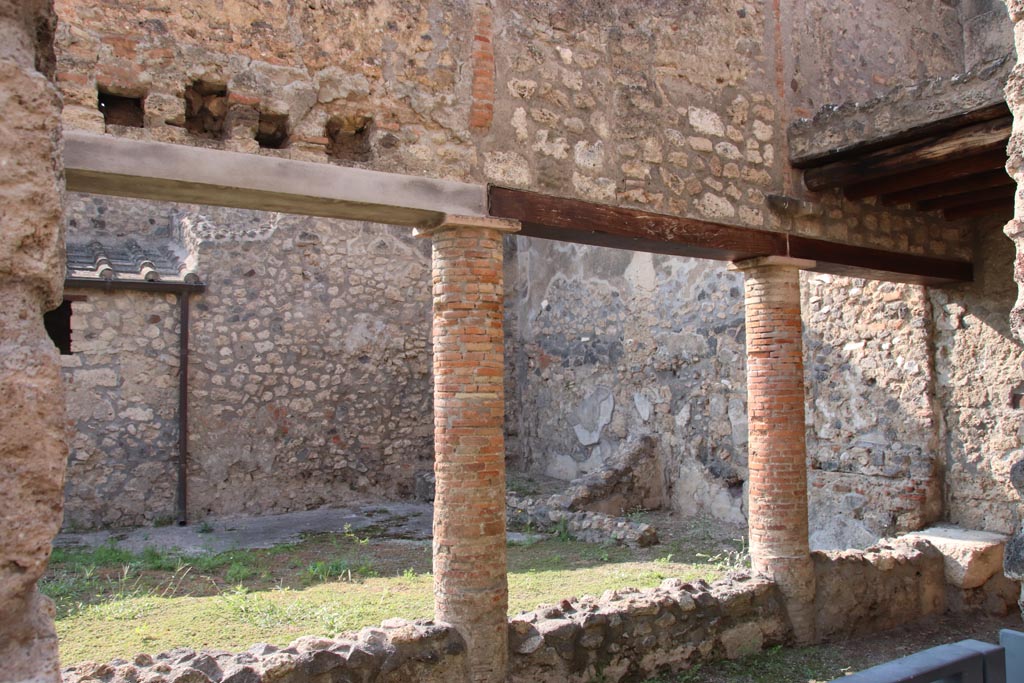 I.8.10 Pompeii. October 2022. Peristyle area 1, looking north-west from entrance doorway. Photo courtesy of Klaus Heese.