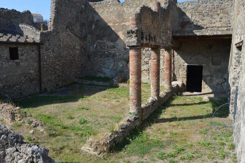 I.8.10 Pompeii. October 2017. Looking north across peristyle area 1, on the right is the kitchen doorway. 
Foto Taylor Lauritsen, ERC Grant 681269 DÉCOR.