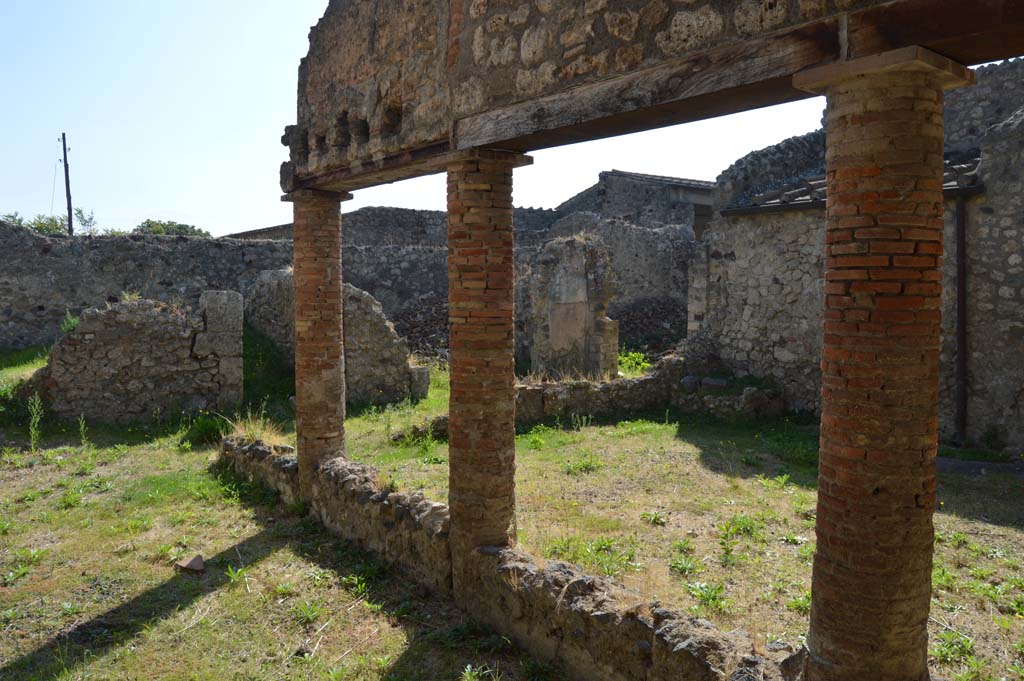 I.8.10 Pompeii. October 2017. Looking south-west from east portico.
Foto Taylor Lauritsen, ERC Grant 681269 DÉCOR.