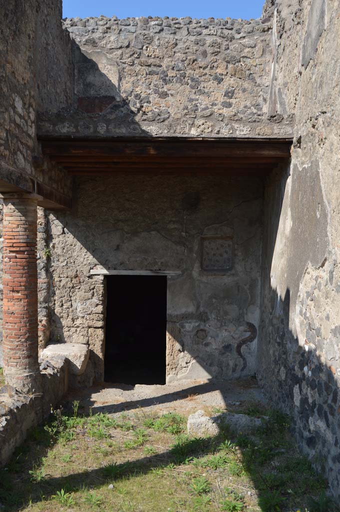 I.8.10 Pompeii. October 2017. 
North-east corner of peristyle with doorway to kitchen, and niche on north wall. 
Foto Taylor Lauritsen, ERC Grant 681269 DÉCOR.