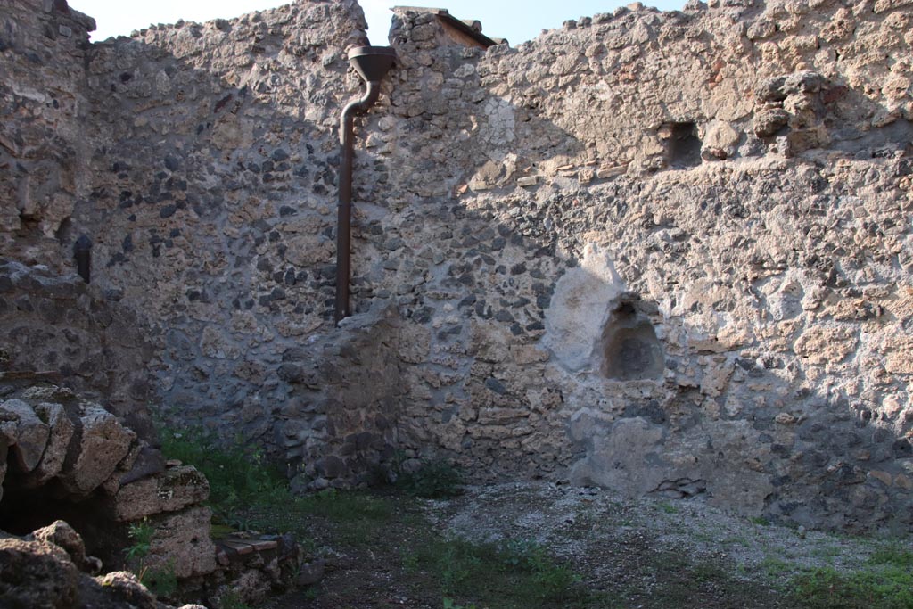 I.8.12 Pompeii. October 2022. Looking towards west end of north wall with niche. Photo courtesy of Klaus Heese.