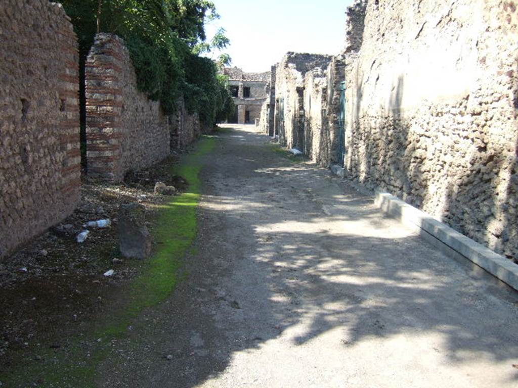 I.8.13 .  Officina (di Granius Romanus) 
I.18                              Via di Castricio looking west                         I.8.13
