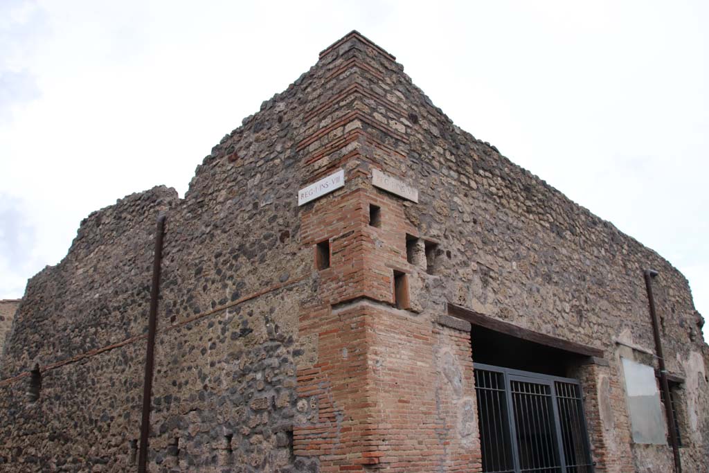 I.8.15 Pompeii. October 2020. 
South-west corner of insula, above doorway on Via di Castricio, on right. Vicolo dell’Efebo is seen on the left. Photo courtesy of Klaus Heese.