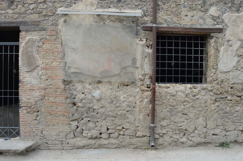 I.8.15 Pompeii. October 2017. East of entrance doorway, graffiti and window.
Foto Taylor Lauritsen, ERC Grant 681269 DÉCOR.