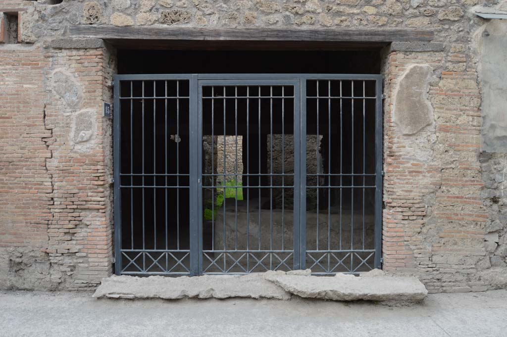 I.8.15 Pompeii. October 2017. Looking north to entrance doorway.
Foto Taylor Lauritsen, ERC Grant 681269 DÉCOR.