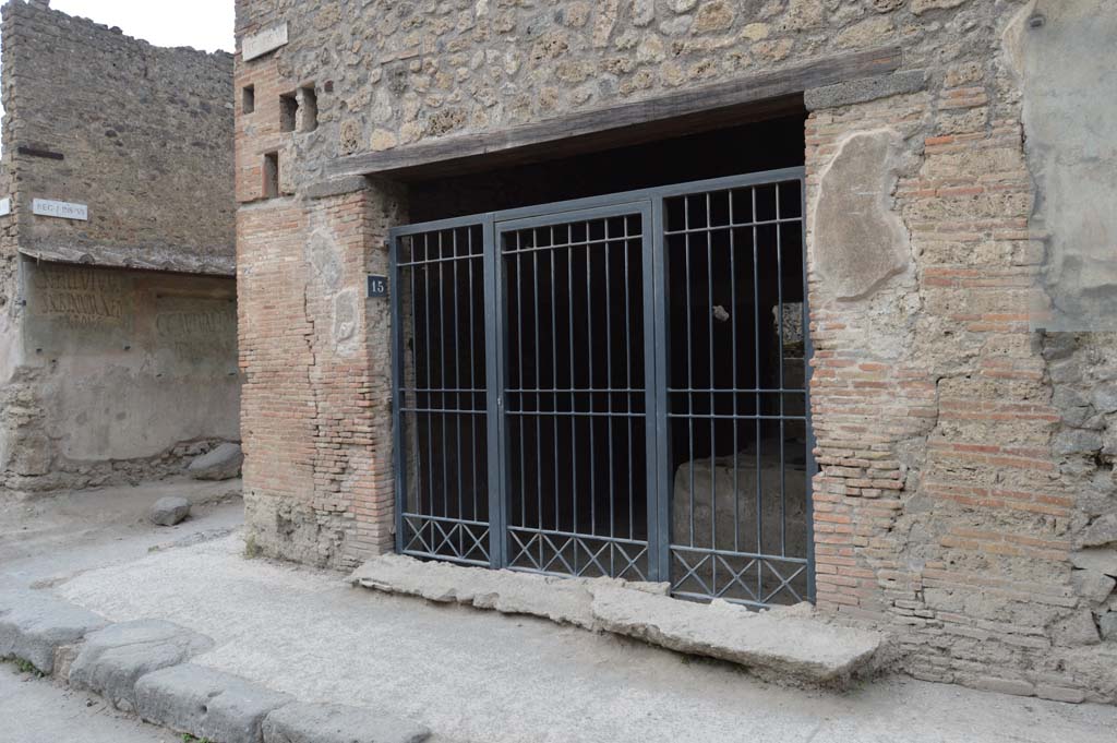 I.8.15 Pompeii. October 2017. Entrance doorway on Via di Castricio.
Foto Taylor Lauritsen, ERC Grant 681269 DÉCOR.