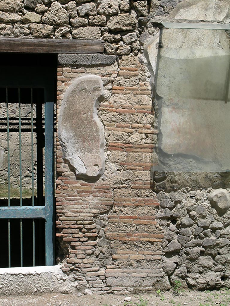 I.8.15 Pompeii. June 2005. 
Entrance doorway on left, remains of graffiti, on right. Photo courtesy of Nicolas Monteix