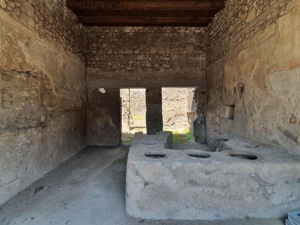I.8.15 Pompeii. July 2021. Looking north across counter towards doorways to two rear rooms.
Foto Annette Haug, ERC Grant 681269 DÉCOR.