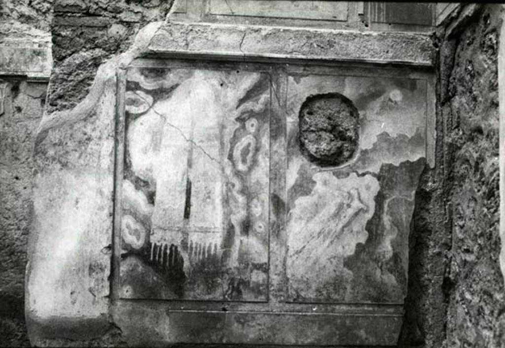 .8.17 Pompeii. 1975. Room 15. Casa dei Quattro Stili, cubiculum 15, alcove, left N of entrance, antechambers, left W wall, detail of marbling.  Photo courtesy of Anne Laidlaw.
American Academy in Rome, Photographic Archive. Laidlaw collection _P_75_2_37.