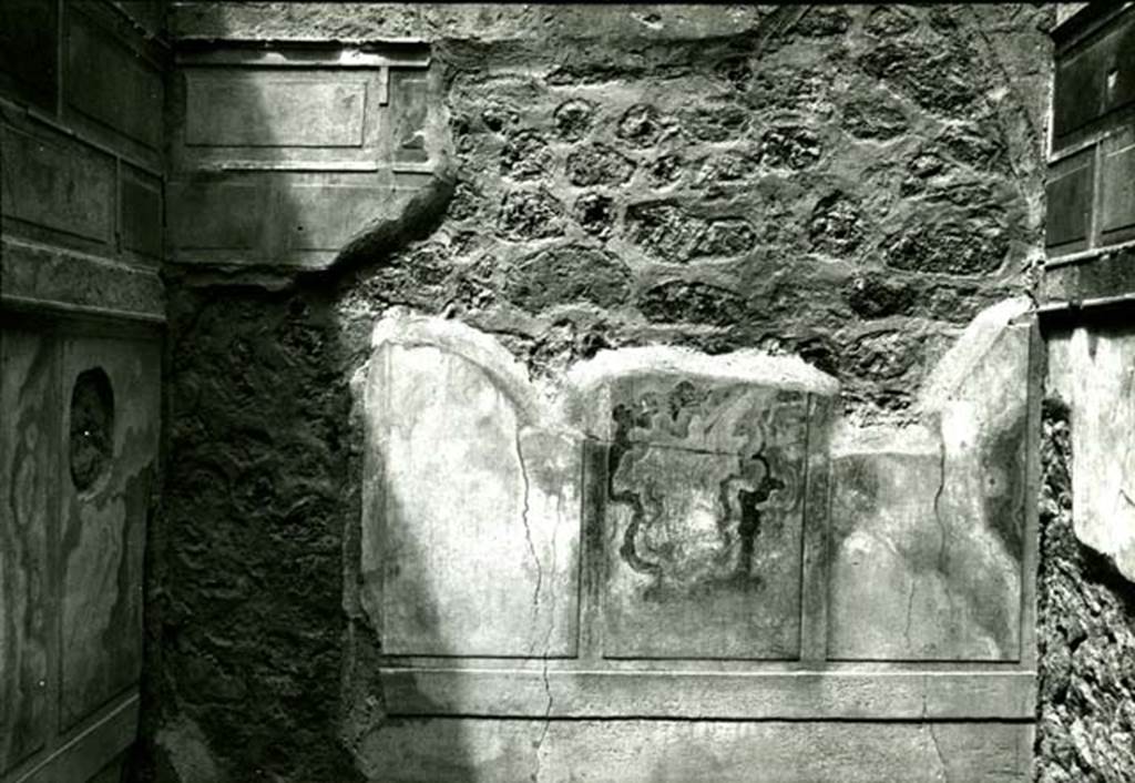 I.8.17 Pompeii. 1975. Room 15. Casa dei Quattro Stili, cubiculum left N of entrance, back N wall.  
Photo courtesy of Anne Laidlaw.
American Academy in Rome, Photographic Archive. Laidlaw collection _P_75_2_5.