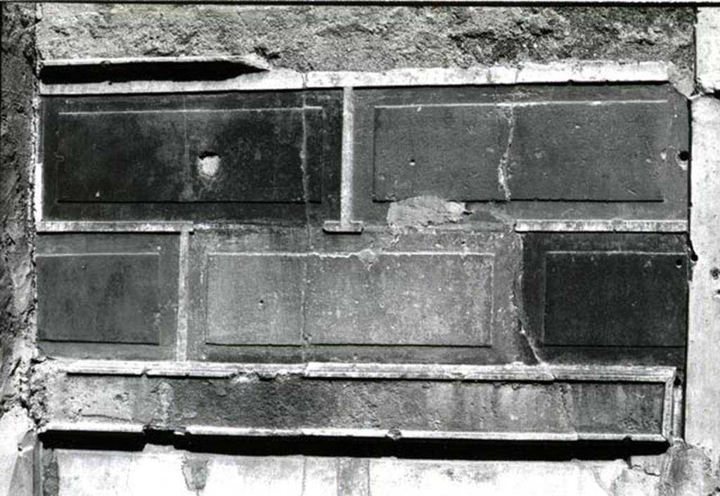 I.8.17 Pompeii. 1975. Room 15. Casa dei Quattro Stili, cubiculum left N of entrance, alcove, right E wall upper-zone.  Photo courtesy of Anne Laidlaw.
American Academy in Rome, Photographic Archive. Laidlaw collection _P_75_2_10.