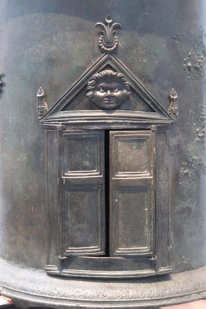 I.8.17 Pompeii. February 2021. Detail from food warmer, on display in Antiquarium.
Photo courtesy of Fabien Bièvre-Perrin (CC BY-NC-SA).