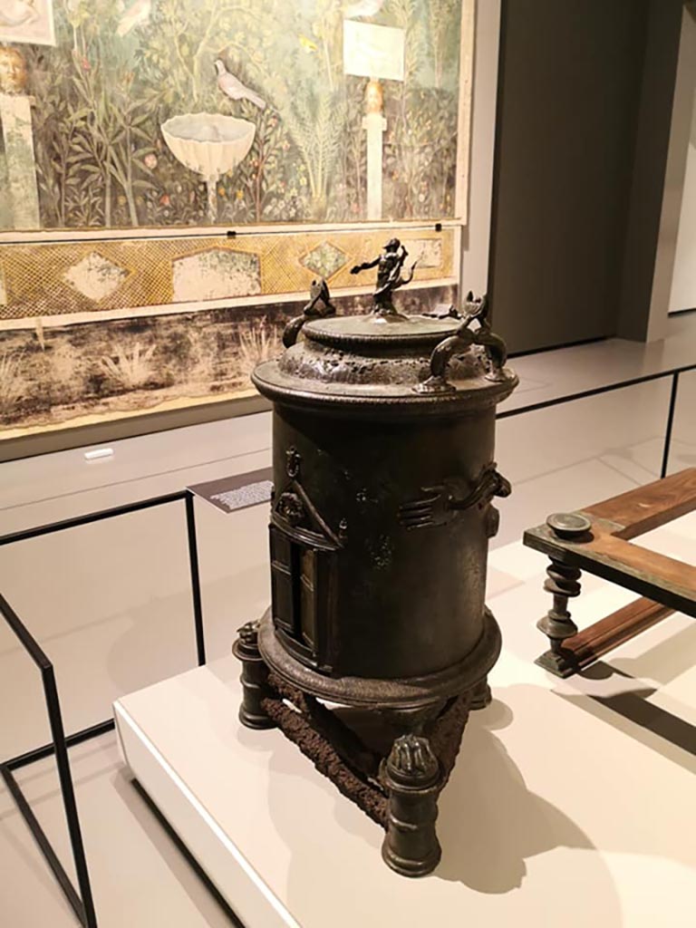 I.8.17 Pompeii. December 2019. Food warmer.
On display in exhibition “Pompei e Santorini” in Rome, 2019. Photo courtesy of Giuseppe Ciaramella.