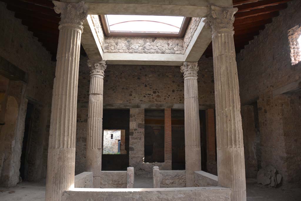 I.8.17 Pompeii. March 2019. Room 3, atrium, looking east across impluvium.
Foto Annette Haug, ERC Grant 681269 DÉCOR.