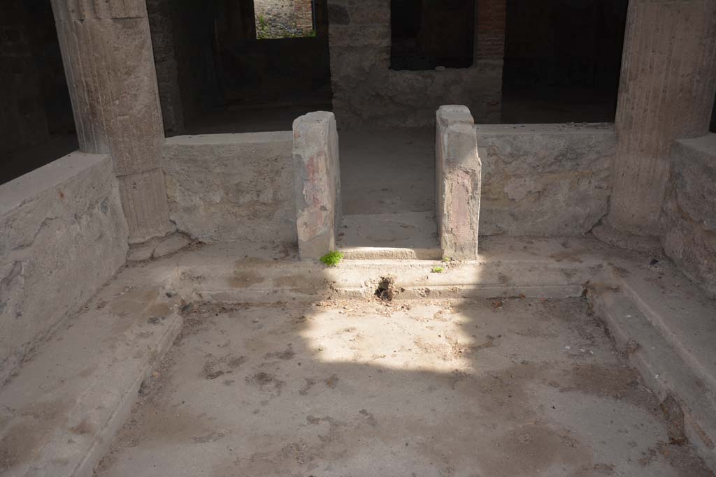 I.8.17 Pompeii. March 2019. Atrium 3, looking east across impluvium towards table-legs.  
Foto Annette Haug, ERC Grant 681269 DÉCOR.