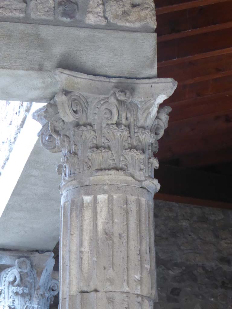 I.8.17 Pompeii. September 2018. Room 3, details of capitals at top of columns near compluvium in atrium.
Foto Annette Haug, ERC Grant 681269 DÉCOR