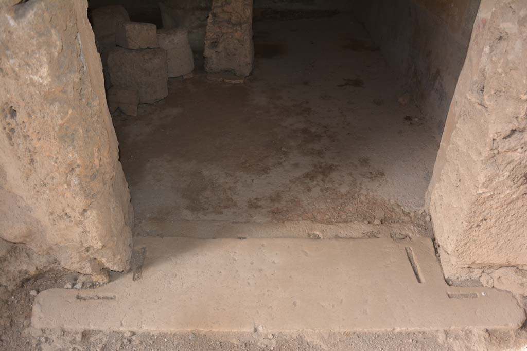 I.8.17 Pompeii. March 2019. Room 4, doorway threshold, looking west from atrium.
Foto Annette Haug, ERC Grant 681269 DÉCOR.