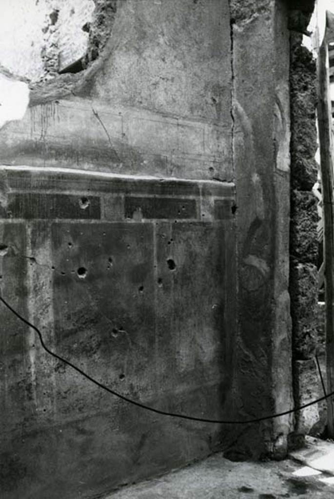 I.8.17 Pompeii. 1975. Room 4. Casa dei Quattro Stili, room right S of entrance, right N wall in NE corner.  Photo courtesy of Anne Laidlaw.
American Academy in Rome, Photographic Archive. Laidlaw collection _P_75_2_25.