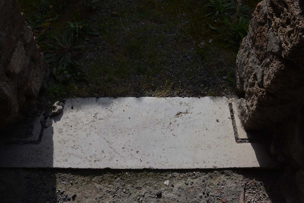 I.8.17 Pompeii. March 2019. Room 6, looking south across doorway threshold.
Foto Annette Haug, ERC Grant 681269 DÉCOR.