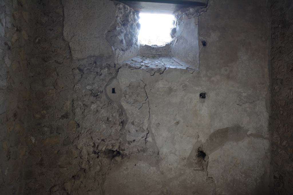I.8.17 Pompeii. March 2019. Room 8, looking towards south wall with window overlooking garden area of I.8.14.
Foto Annette Haug, ERC Grant 681269 DÉCOR.