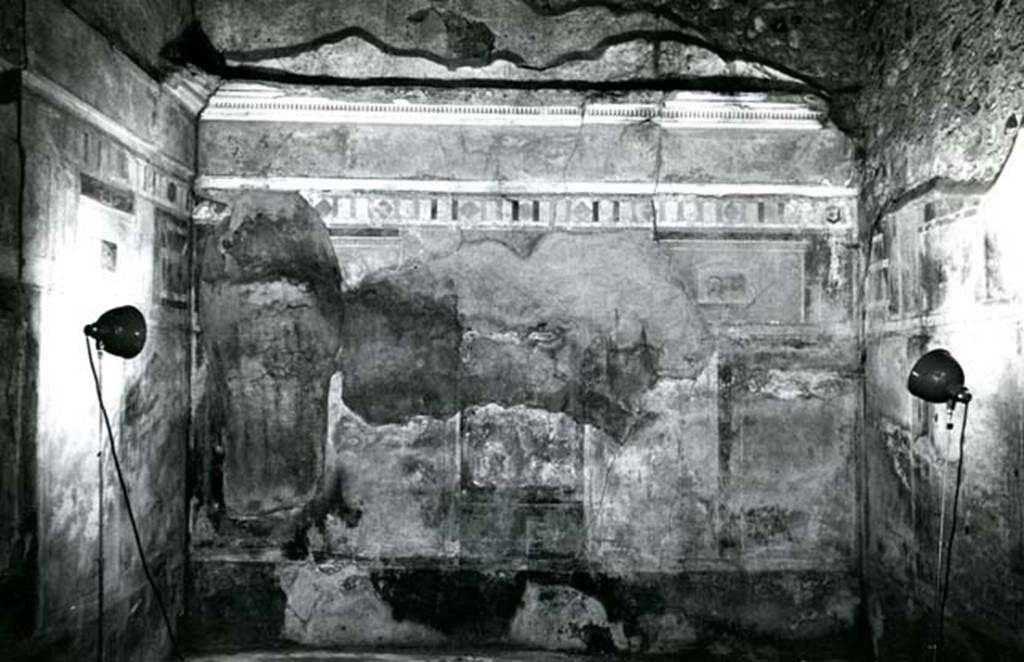 I.8.17 Pompeii. 1972. Room 9. Casa dei Quattro Stili, oecus of atrium, back E wall.  Photo courtesy of Anne Laidlaw.
American Academy in Rome, Photographic Archive. Laidlaw collection _P_72_14_32.