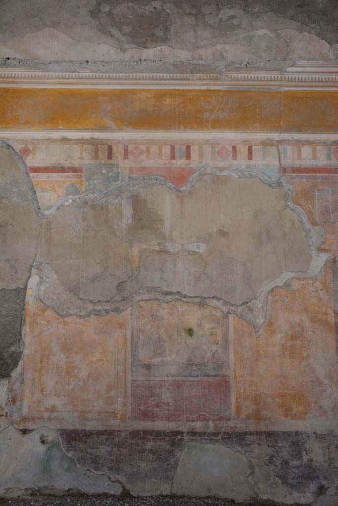 I.8.17 Pompeii. March 2019. Room 9, central panel on east wall of tablinum.
Foto Annette Haug, ERC Grant 681269 DÉCOR.
In the red predella beneath the central painting, two birds eating fruit can be seen.