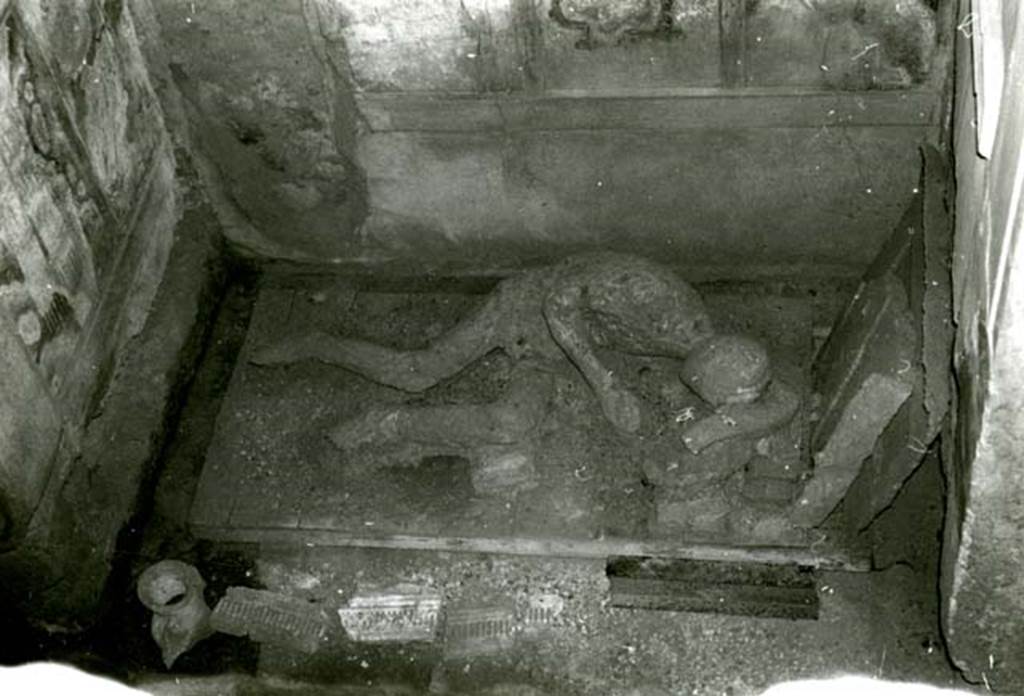 I.8.17 Pompeii. 1968. Casa dei Quattro Stili, cubiculum NE of atrium, cast of corpse from above.  (This photograph is not necessarily from Room 10, but we have included all the photos of the casts together). Photo courtesy of Anne Laidlaw.
American Academy in Rome, Photographic Archive. Laidlaw collection _P_68_14_26.