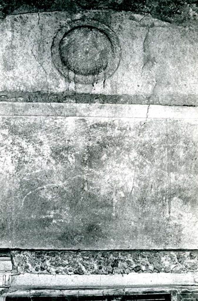 I.8.17 Pompeii. 1972. Room 12. Casa dei Quattro Stili, 3rd cubiculum, left N of atrium, W wall, shield.  Photo courtesy of Anne Laidlaw.
American Academy in Rome, Photographic Archive. Laidlaw collection _P_72_15_5.
