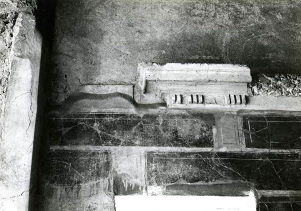 I.8.17 Pompeii. 1968. Room 12. Casa dei Quattro Stili, NE cubiculum, detail 1st style moulding on left W wall.  Photo courtesy of Anne Laidlaw.
American Academy in Rome, Photographic Archive. Laidlaw collection _P_68_3_16.