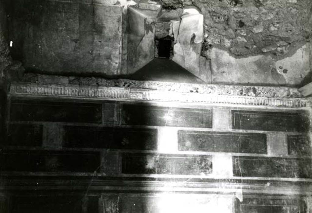 I.8.17 Pompeii. 1968. Room 12. Casa dei Quattro Stili, NE cubiculum, back N wall.  Photo courtesy of Anne Laidlaw.
American Academy in Rome, Photographic Archive. Laidlaw collection _P_68_3_17.