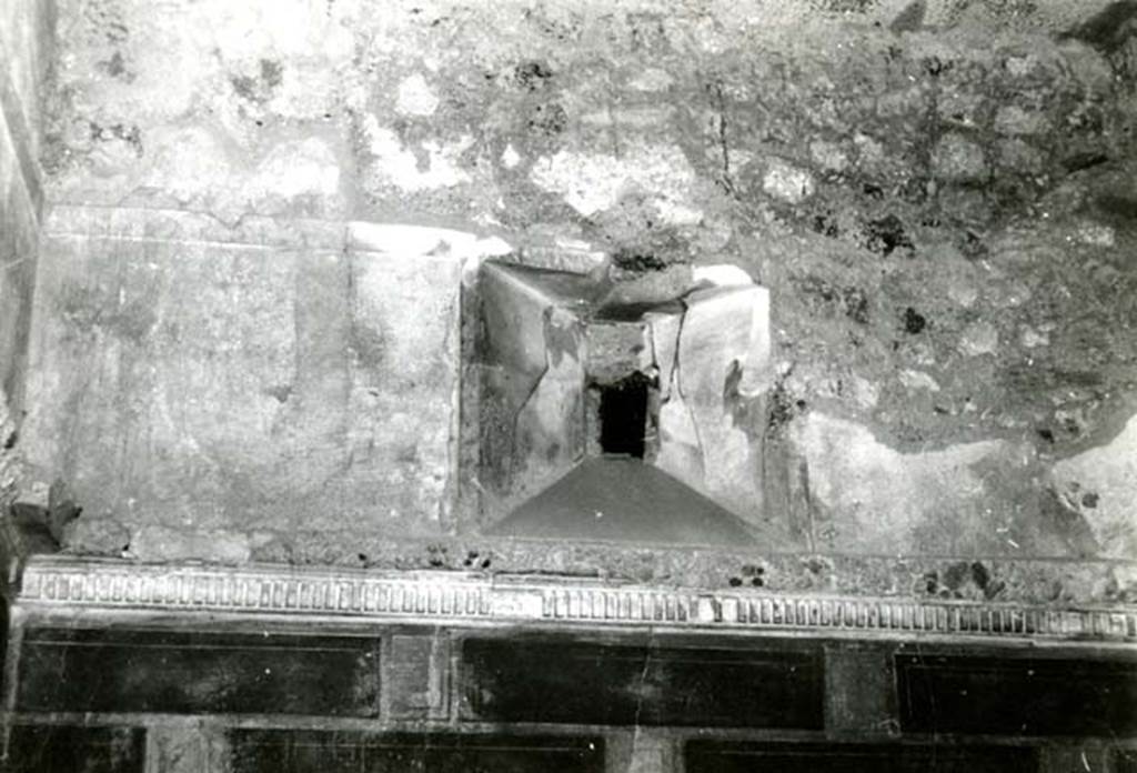I.8.17 Pompeii. 1968. Room 12. Casa dei Quattro Stili, NE of atrium, N wall, upper zone with window.  Photo courtesy of Anne Laidlaw.
American Academy in Rome, Photographic Archive. Laidlaw collection _P_68_14_20.