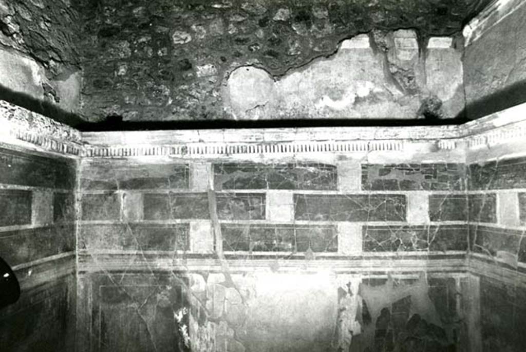 I.8.17 Pompeii. 1972. Room 12. Casa dei Quattro Stili, cubiculum N, E wall.  Photo courtesy of Anne Laidlaw.
American Academy in Rome, Photographic Archive. Laidlaw collection _P_72_14_16.