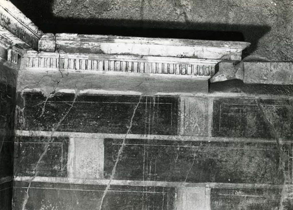 I.8.17 Pompeii. 1972. Room 12. Casa dei Quattro Stili, third room, S wall, detail.  Photo courtesy of Anne Laidlaw.
American Academy in Rome, Photographic Archive. Laidlaw collection _P_72_14_28.