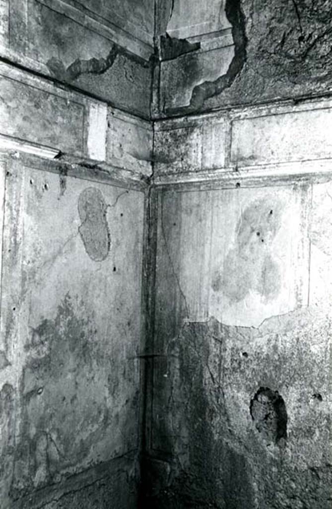 I.8.17 Pompeii. 1972. Room 15. Casa dei Quattro Stili, cubiculum left N, SW corner.  Photo courtesy of Anne Laidlaw.
American Academy in Rome, Photographic Archive. Laidlaw collection _P_72_13_25.