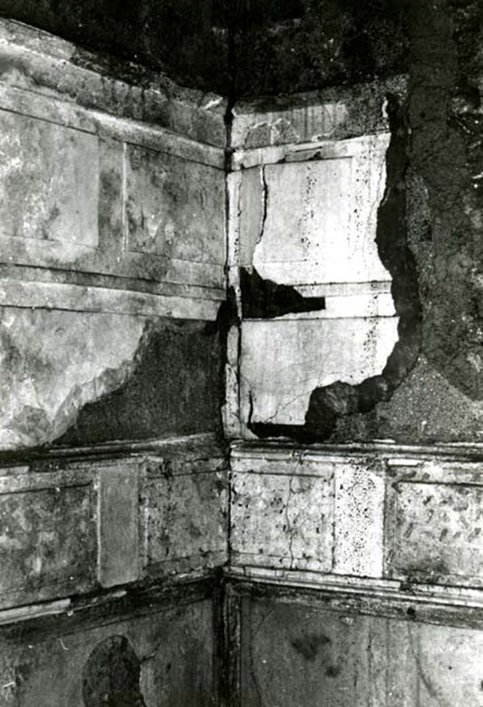 I.8.17 Pompeii. 1968. Room 15. Casa dei Quattro Stili, NW cubiculum, SW corner upper zone.  
Photo courtesy of Anne Laidlaw.
American Academy in Rome, Photographic Archive. Laidlaw collection _P_68_14_35.