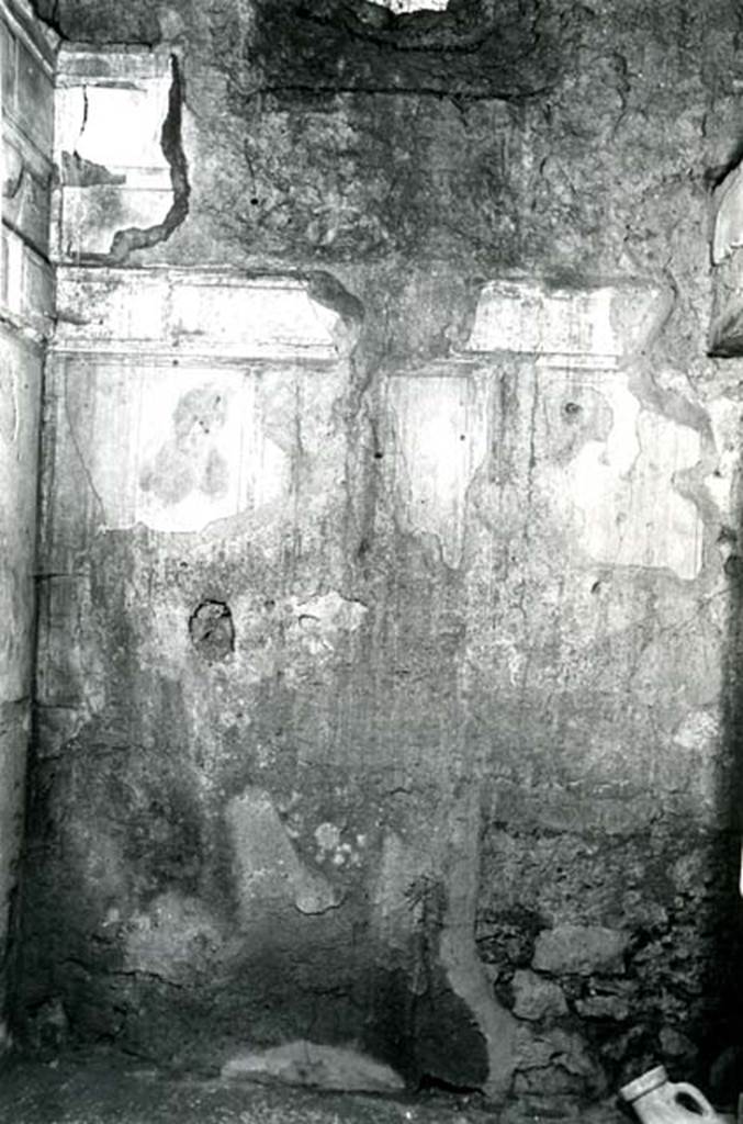 I.8.17 Pompeii. 1972. Room 15. Casa dei Quattro Stili, cubiculum left N, SW corner.  Photo courtesy of Anne Laidlaw.
American Academy in Rome, Photographic Archive. Laidlaw collection _P_72_13_28.
