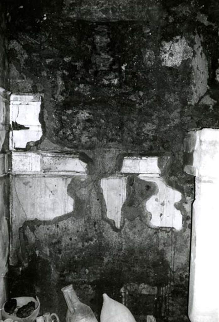 I.8.17 Pompeii. 1968. Room 15. Casa dei Quattro Stili, NW cubiculum, back W wall.  Photo courtesy of Anne Laidlaw.
American Academy in Rome, Photographic Archive. Laidlaw collection _P_68_14_23.