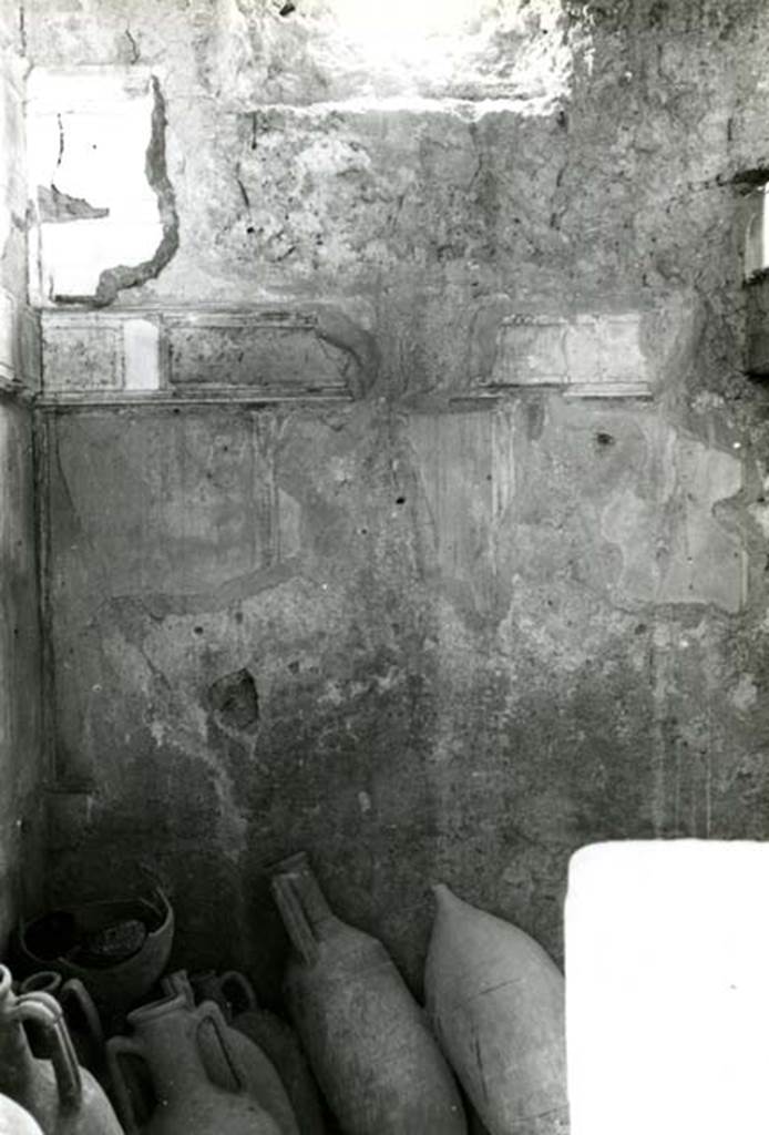 I.8.17 Pompeii. 1968. Room 15. Casa dei Quattro Stili, alcove W wall.  Photo courtesy of Anne Laidlaw.
American Academy in Rome, Photographic Archive. Laidlaw collection _P_68_3_12.