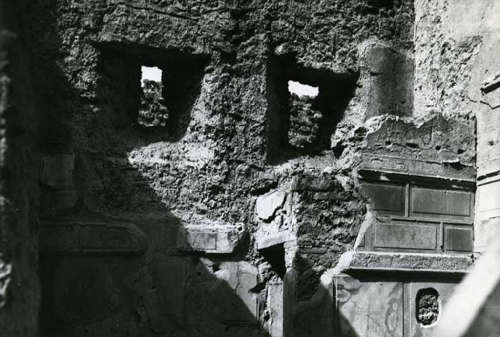 I.8.17 Pompeii. 1975. Room 15. Casa dei Quattro Stili, cubiculum left N of entrance, back W wall.  
Photo courtesy of Anne Laidlaw.
American Academy in Rome, Photographic Archive. Laidlaw collection _P_75_2_27.
