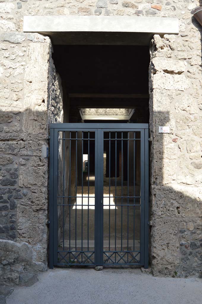 I.8.17 Pompeii. March 2019. Looking east to entrance doorway.
Foto Taylor Lauritsen, ERC Grant 681269 DÉCOR.